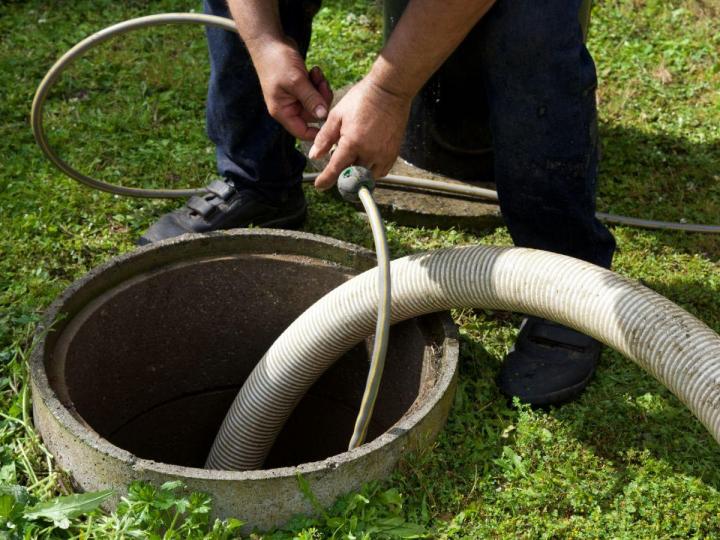 Spécialiste en vidange et pompage de fosses septiques.